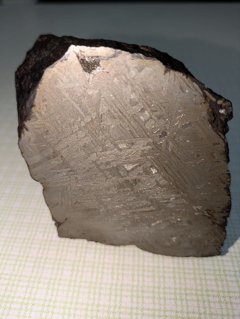 隕石　アルタイ隕石　鉄隕石　2,064グラム　外皮付　ウィドマンシュテッテン構造