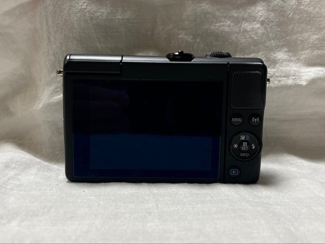 canon EOS M100ダブルレンズキットおまけ付き