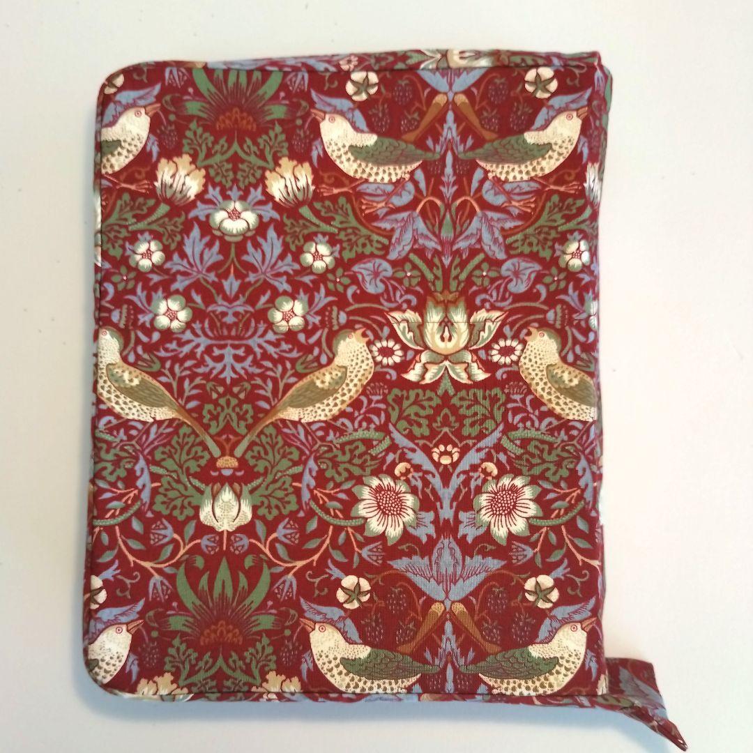 ウィリアムモリス　いちご泥棒柄で、かぎ針と付け替え用編み針ケース