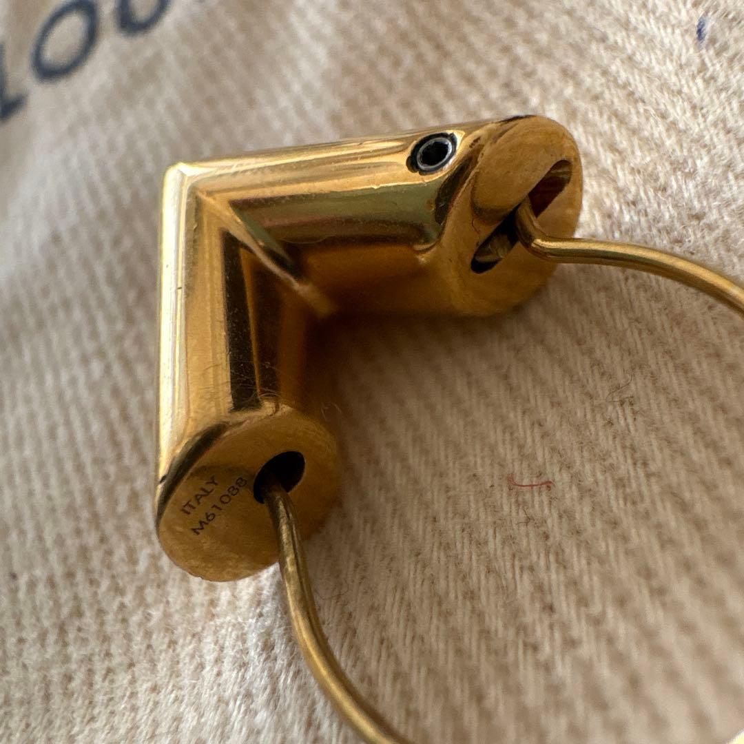 Louis Vuitton V字型ゴールドピアス(片耳用)