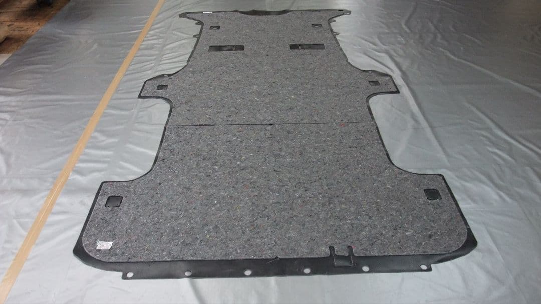 は*い様 新車取り外し　200系ハイエース標準ボディ（5ドア車）荷台カーペット