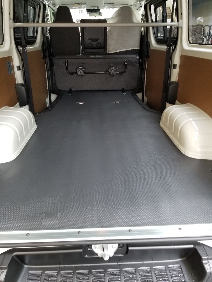 は*い様 新車取り外し　200系ハイエース標準ボディ（5ドア車）荷台カーペット