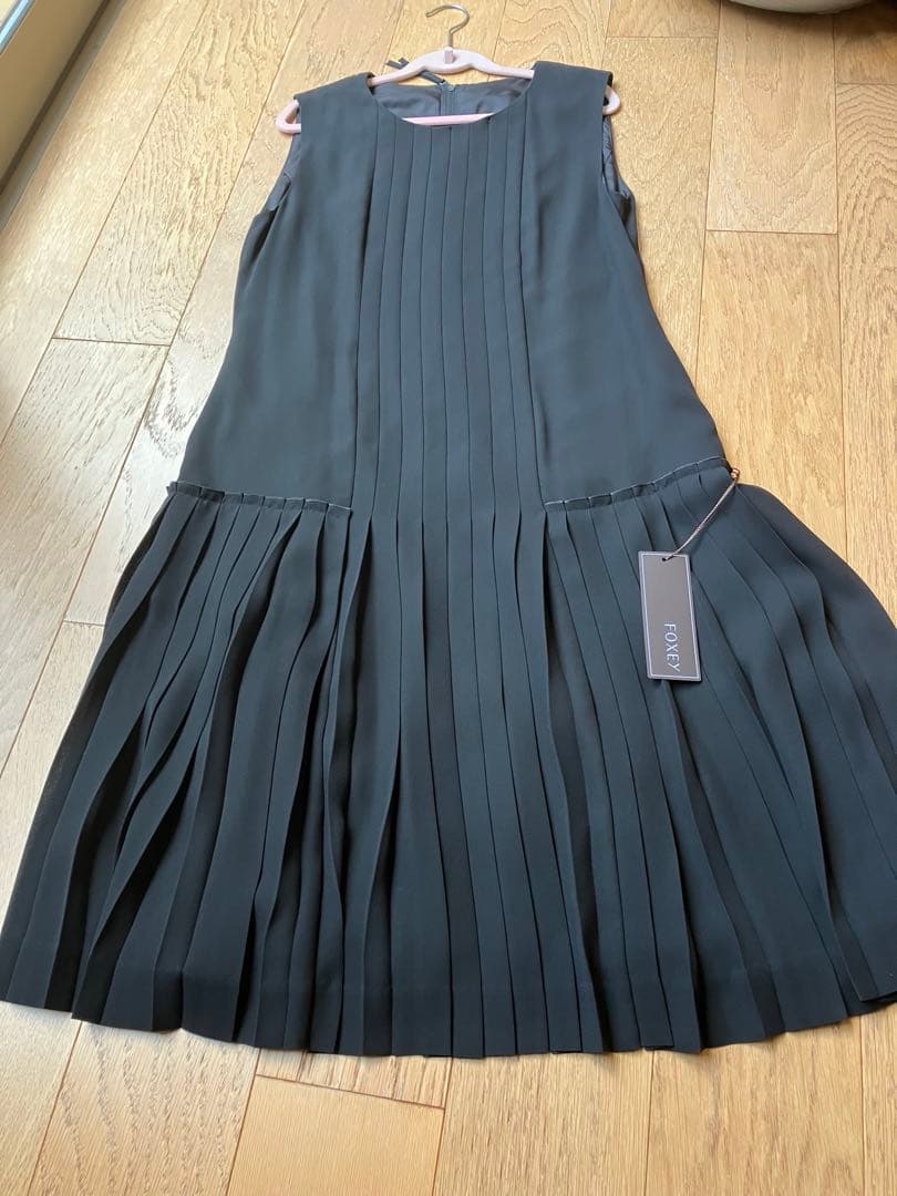フォクシー　新品タグ付き　38黒ノースリーブプリーツワンピース