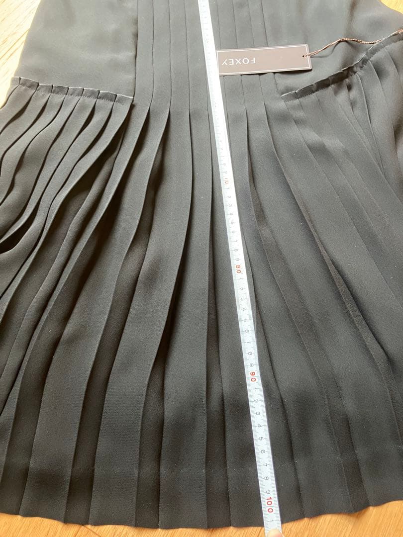 フォクシー　新品タグ付き　38黒ノースリーブプリーツワンピース