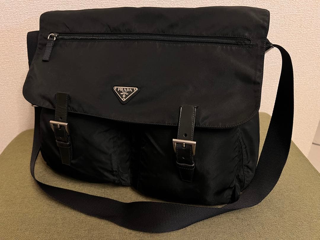 PRADA　メッセンジャーバッグ 三角ロゴプレート　ブラック