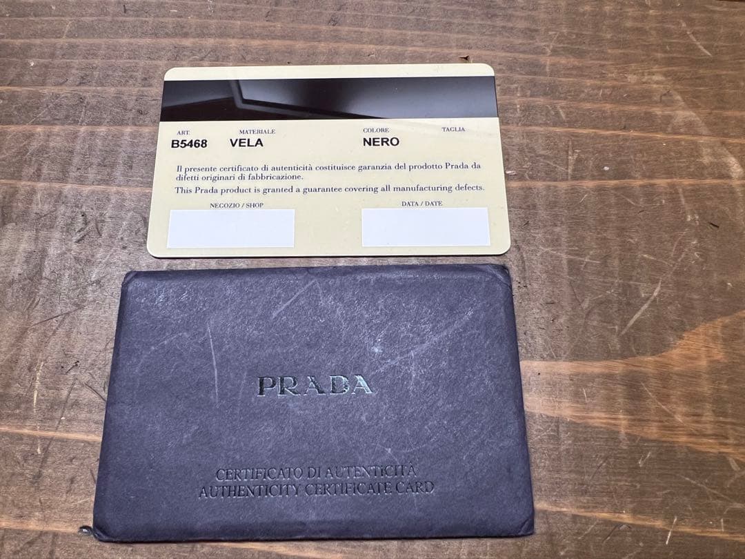 PRADA　メッセンジャーバッグ 三角ロゴプレート　ブラック