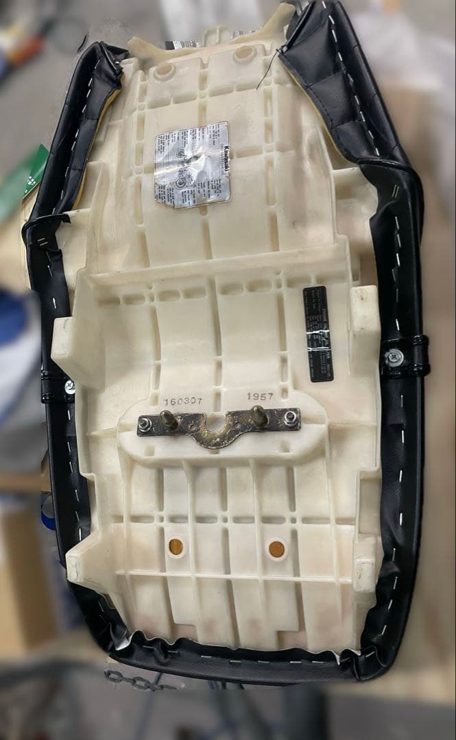 Kawasaki ZRX1100 ロゴ入り タックロールシート黒