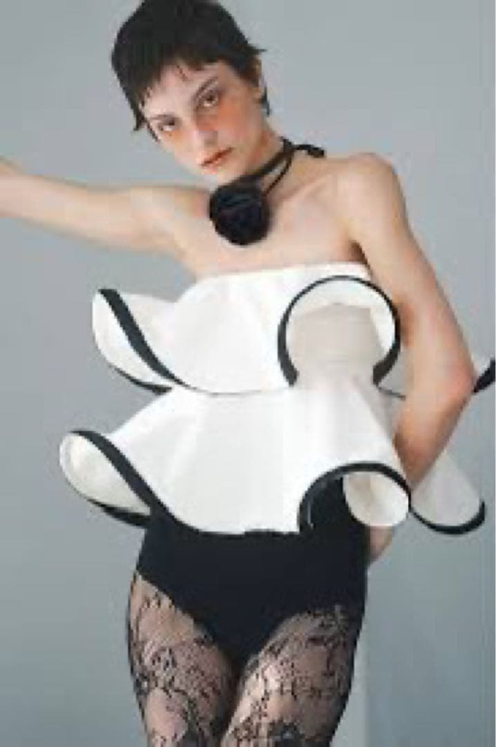 シェリエ　Sheller BLOOM フリルデザイン トップス ホワイトブラック