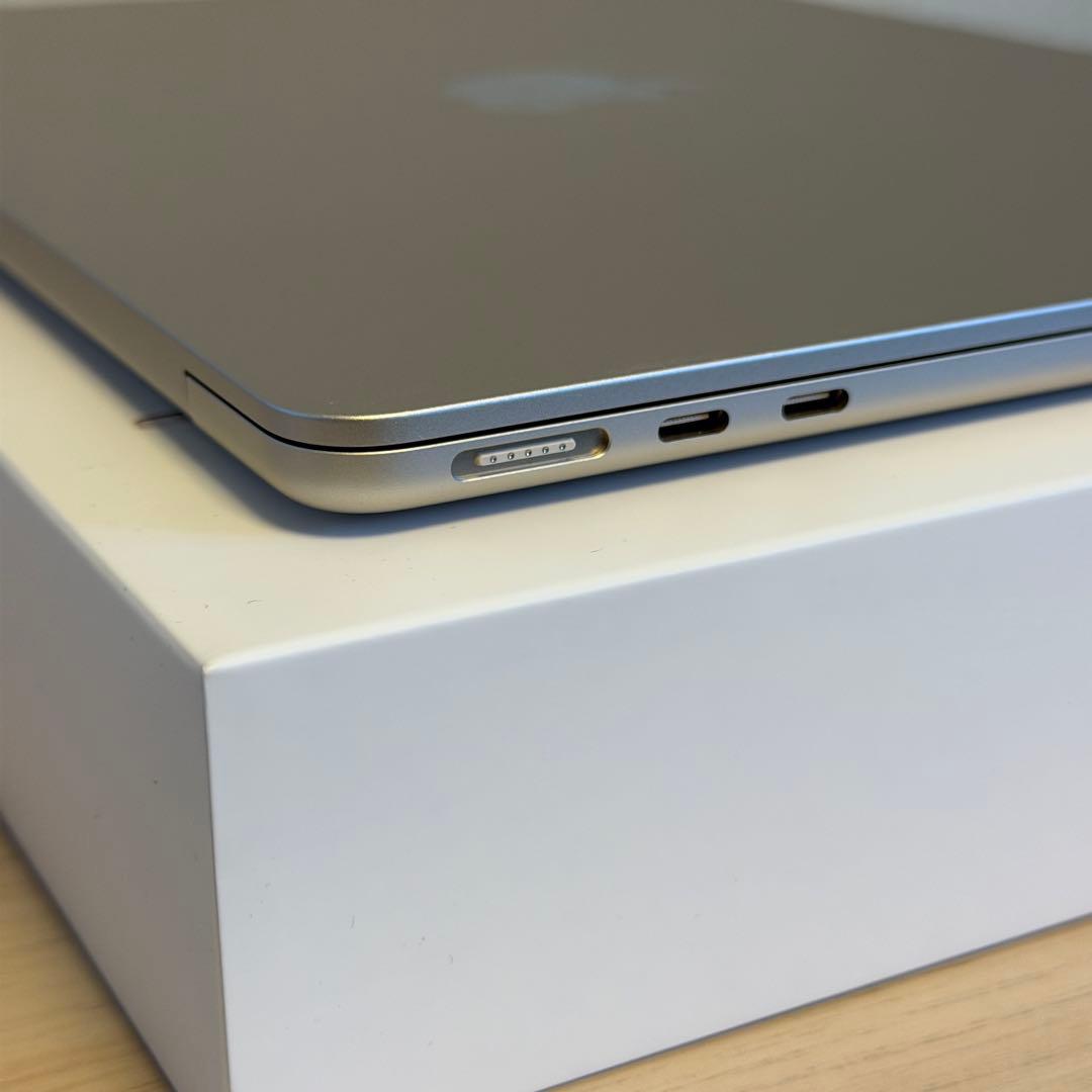 <美品,バッテリー98%>M2 MacBook Air 8GB 256GB