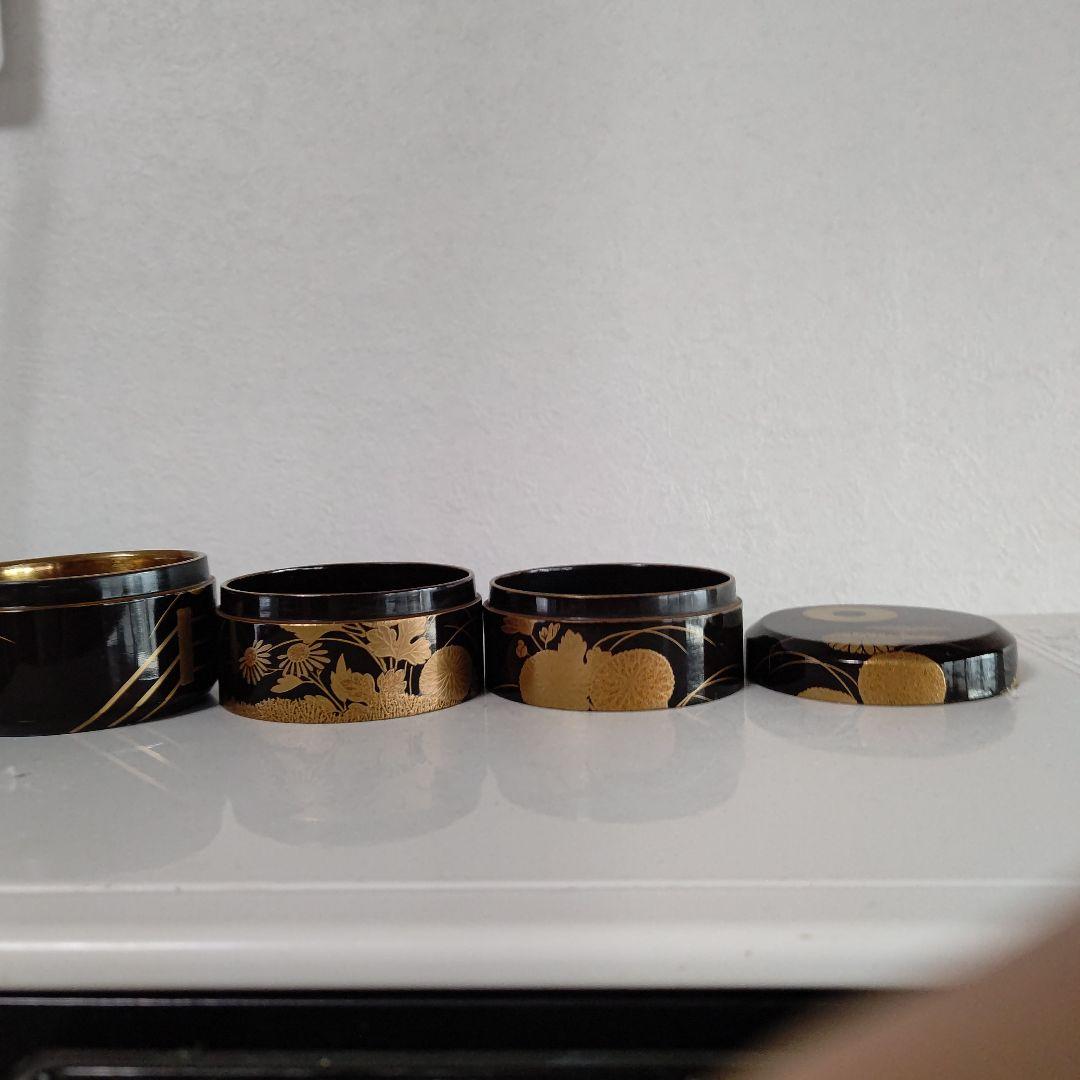 香道具　重香合　秋草蒔絵時代物　四段高さ7.5口径5.5 流派　御家流？美品