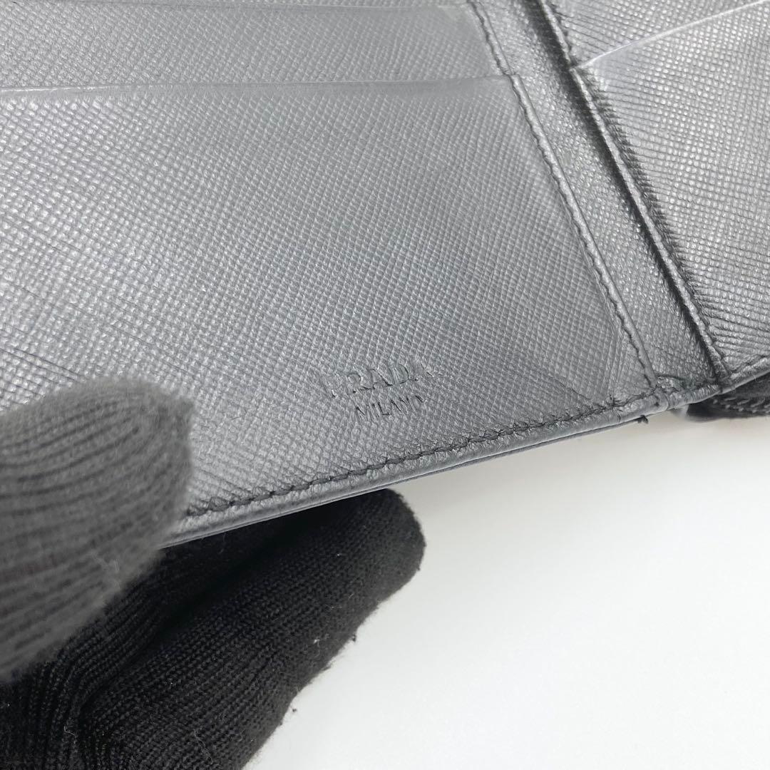 PRADA プラダ　折り財布　ロゴ金具　トライアングル　レザー　ブラック