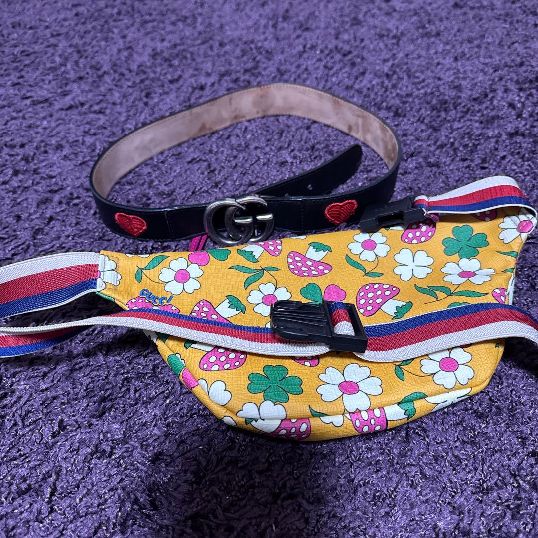 GUCCI花柄ボディバッグ イエローと、GUCCIベルト