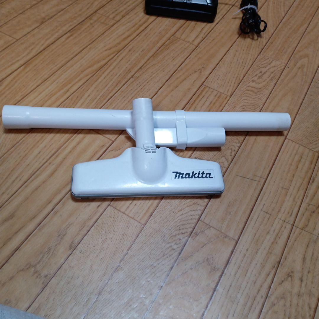 マキタ10.8V充電式クリーナ　CL107FD 純正バッテリーと純正充電器付