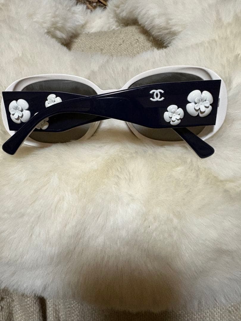 CHANEL カメリアサングラス　ネイビー