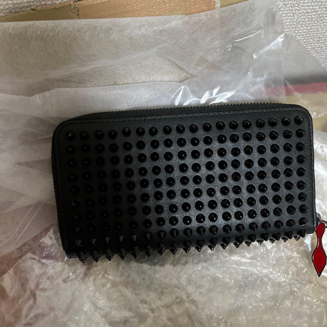 スタッズ付きブラック長財布