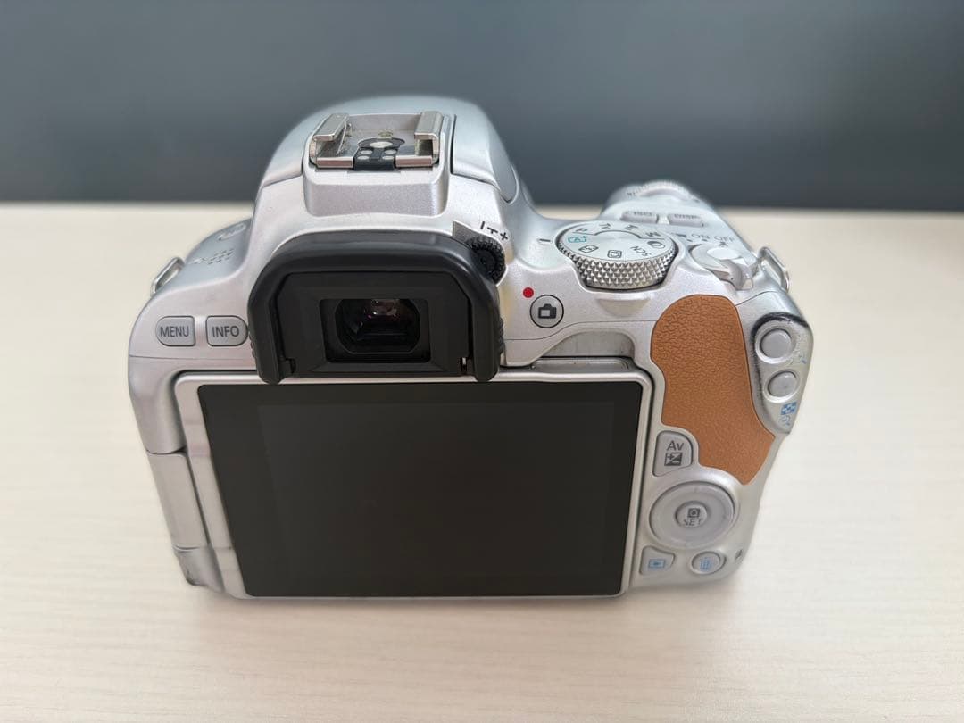 Canon EOS Kiss X9 デジタル一眼レフカメラ　シルバー