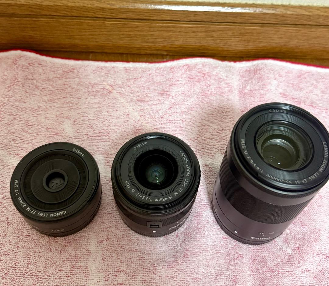 キャノン　EOS Kiss M ダブルズームキットブラック　22mmレンズ付き