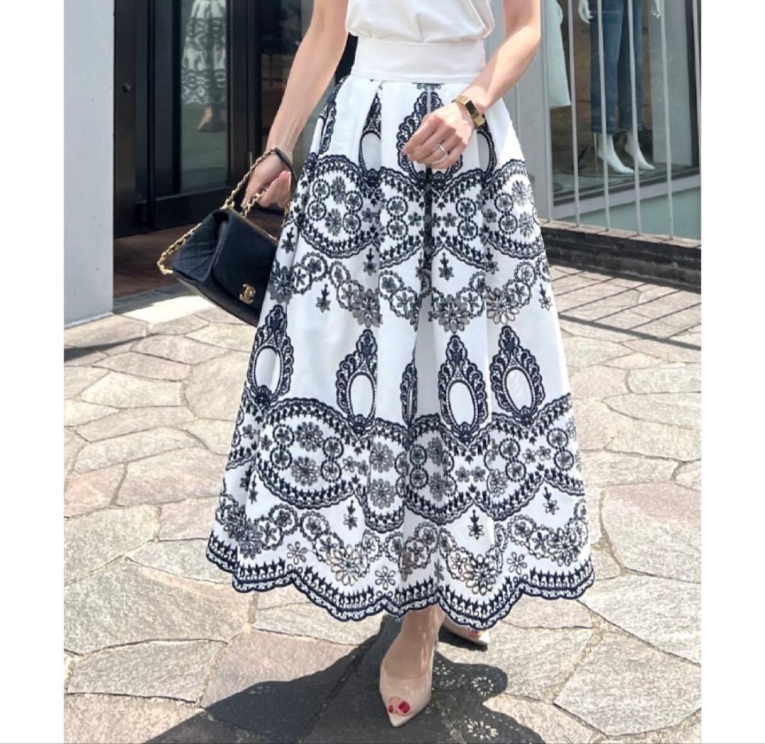 20時迄値下げ　 新品　JENNE 総刺繍BOXタックスカート　Ｌsize