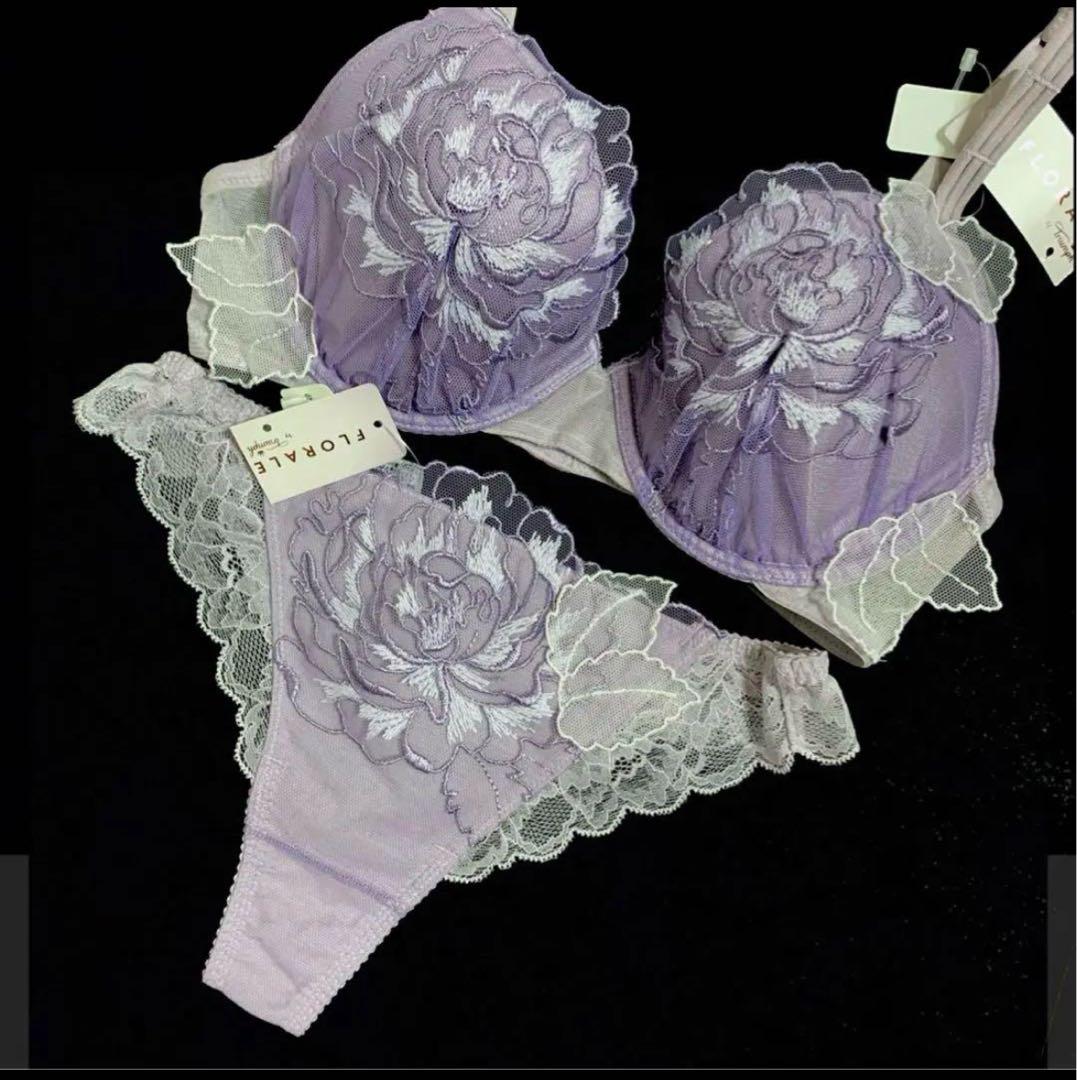 E70M トリンプ 百貨店ライン フロラーレ 大輪の芍薬 ブラ＆ハイキニ＆ソング