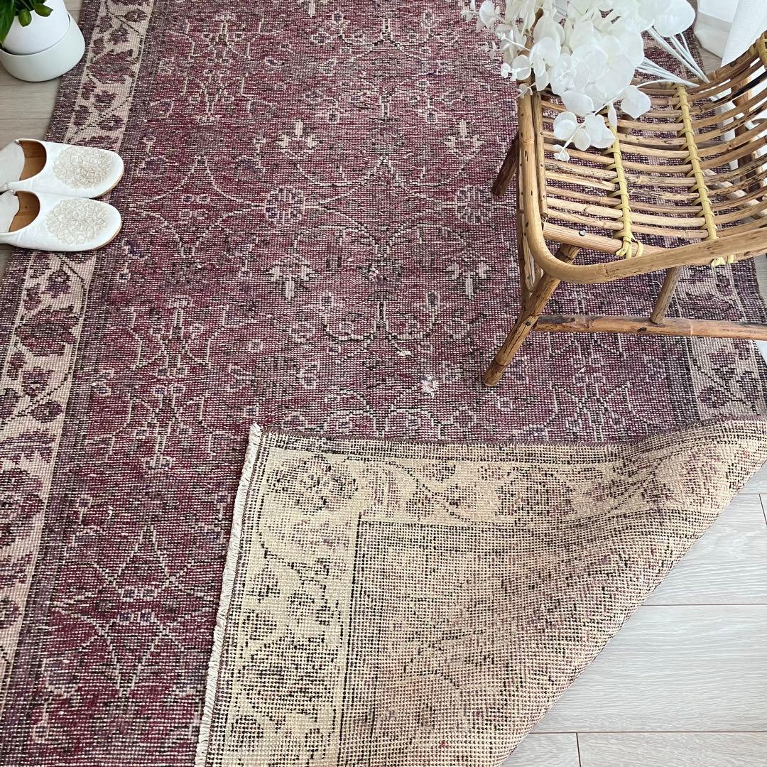 レッドパープル✳︎114×204✳︎ 囲みフラワー　ミルキー　トルコヴィンテージラグ