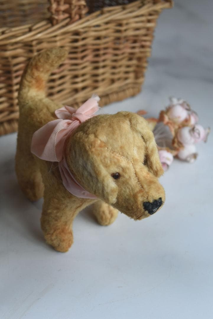 ピンクのリボン　1930年　可愛い小さな犬のぬいぐるみ　藁　フランスアンティーク