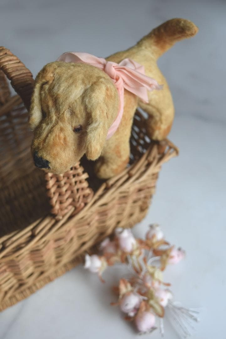 ピンクのリボン　1930年　可愛い小さな犬のぬいぐるみ　藁　フランスアンティーク
