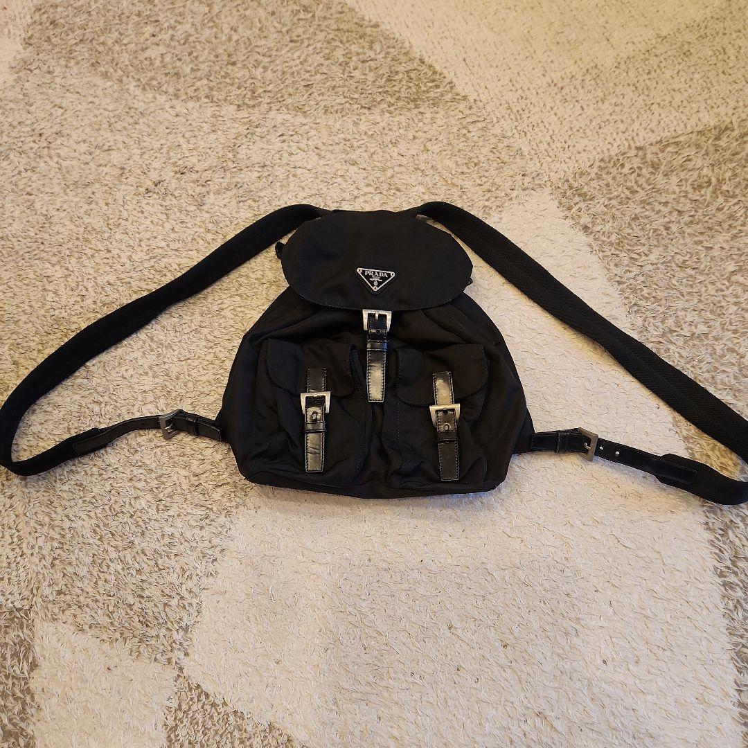 プラダ三角ロゴリュック
