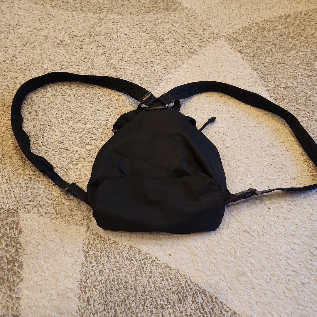 プラダ三角ロゴリュック