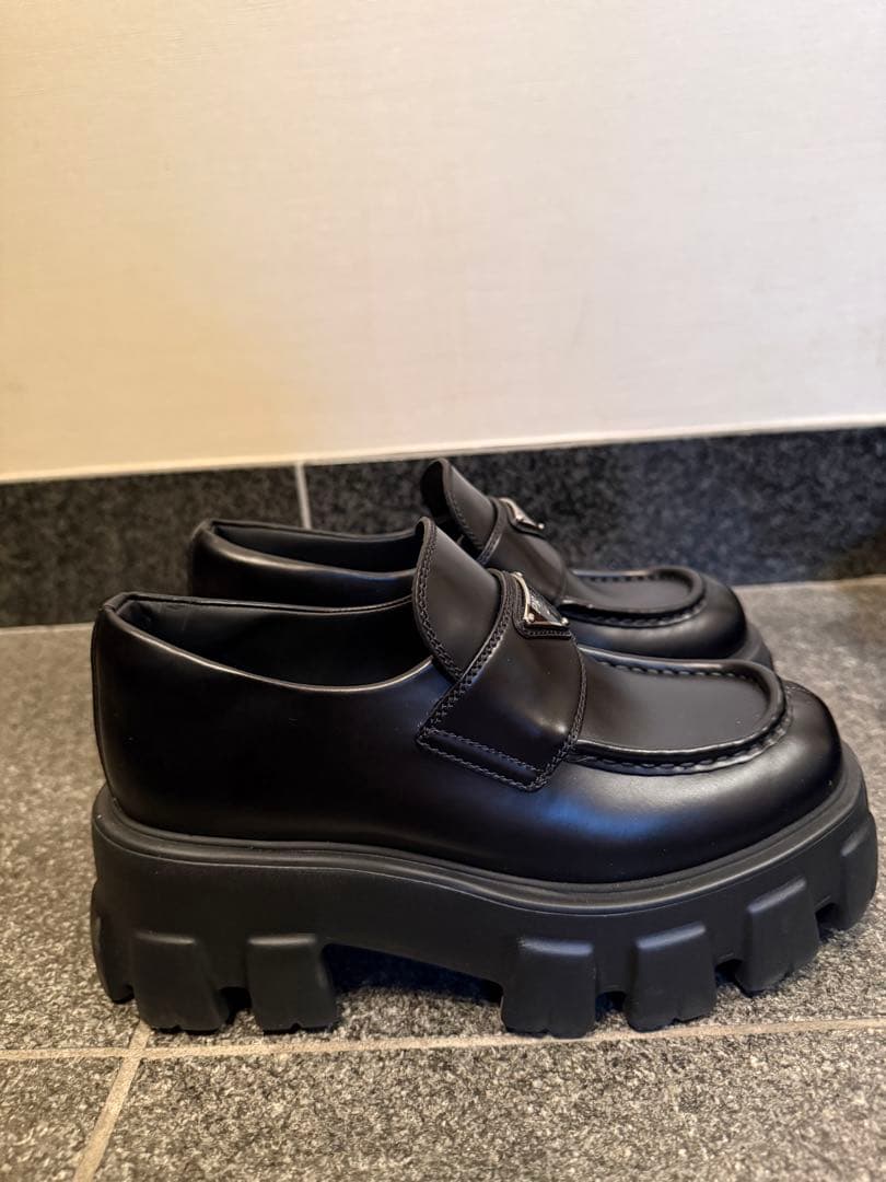 PRADA 黒 モノリス ブラッシュドレザー ローファー厚底 サイズ36