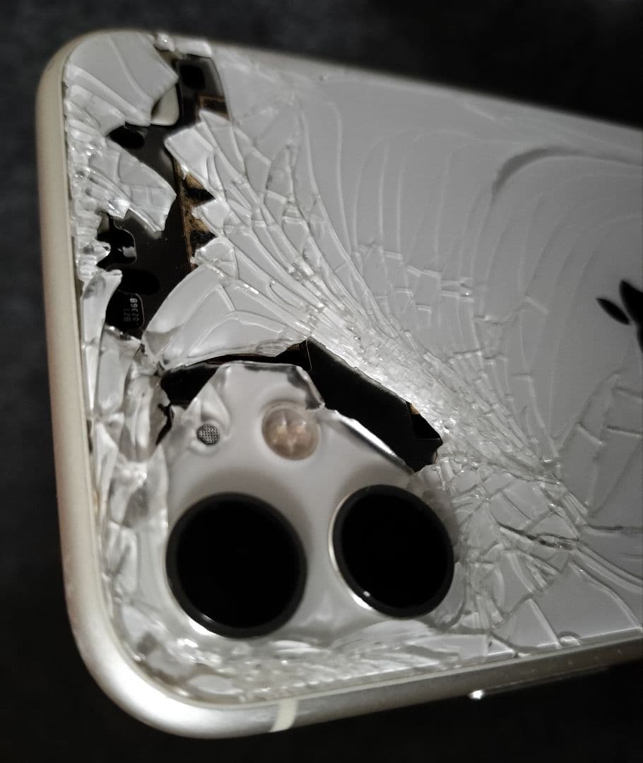 iPhone 11 128GB 背面破損