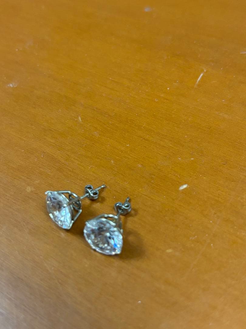 アヴァランチ　10Kホワイトゴールド　ピアス　両耳