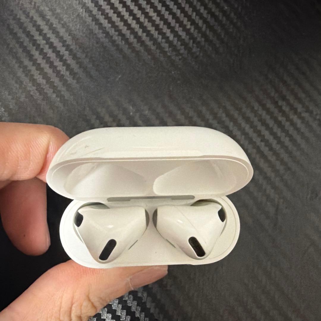 AirPods4 ノイズキャンセリング付き本体 ホワイト 充電ケース付き