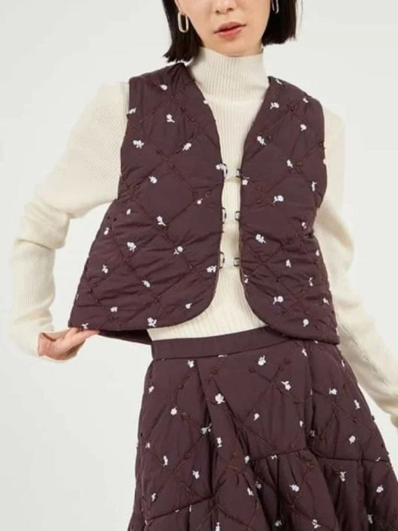 美品 emmi フラワーエンブロイダリー キルティング ベスト