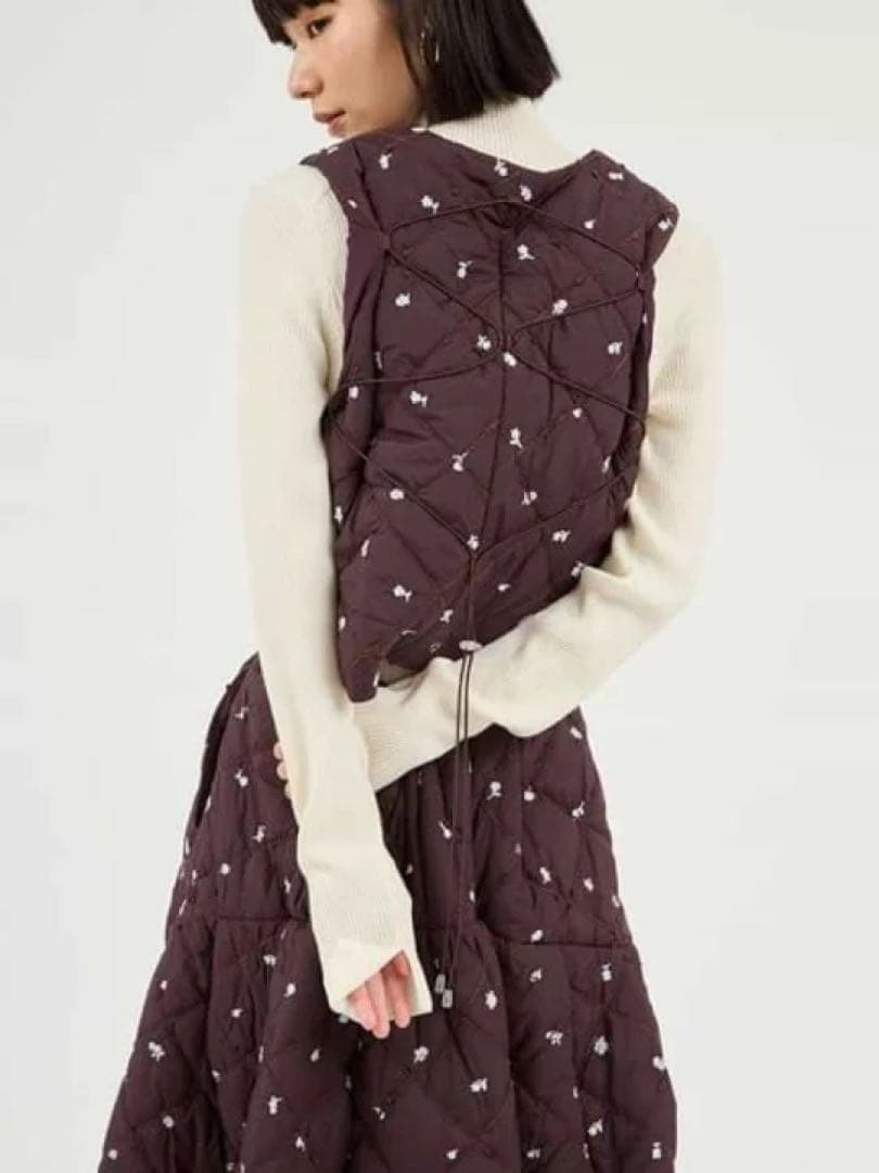 美品 emmi フラワーエンブロイダリー キルティング ベスト