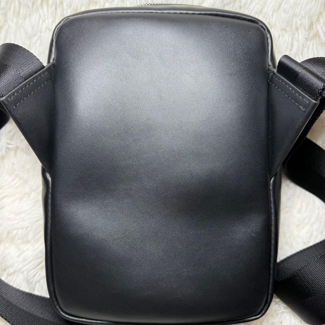 ラコステショルダーバッグ　ボディバッグ