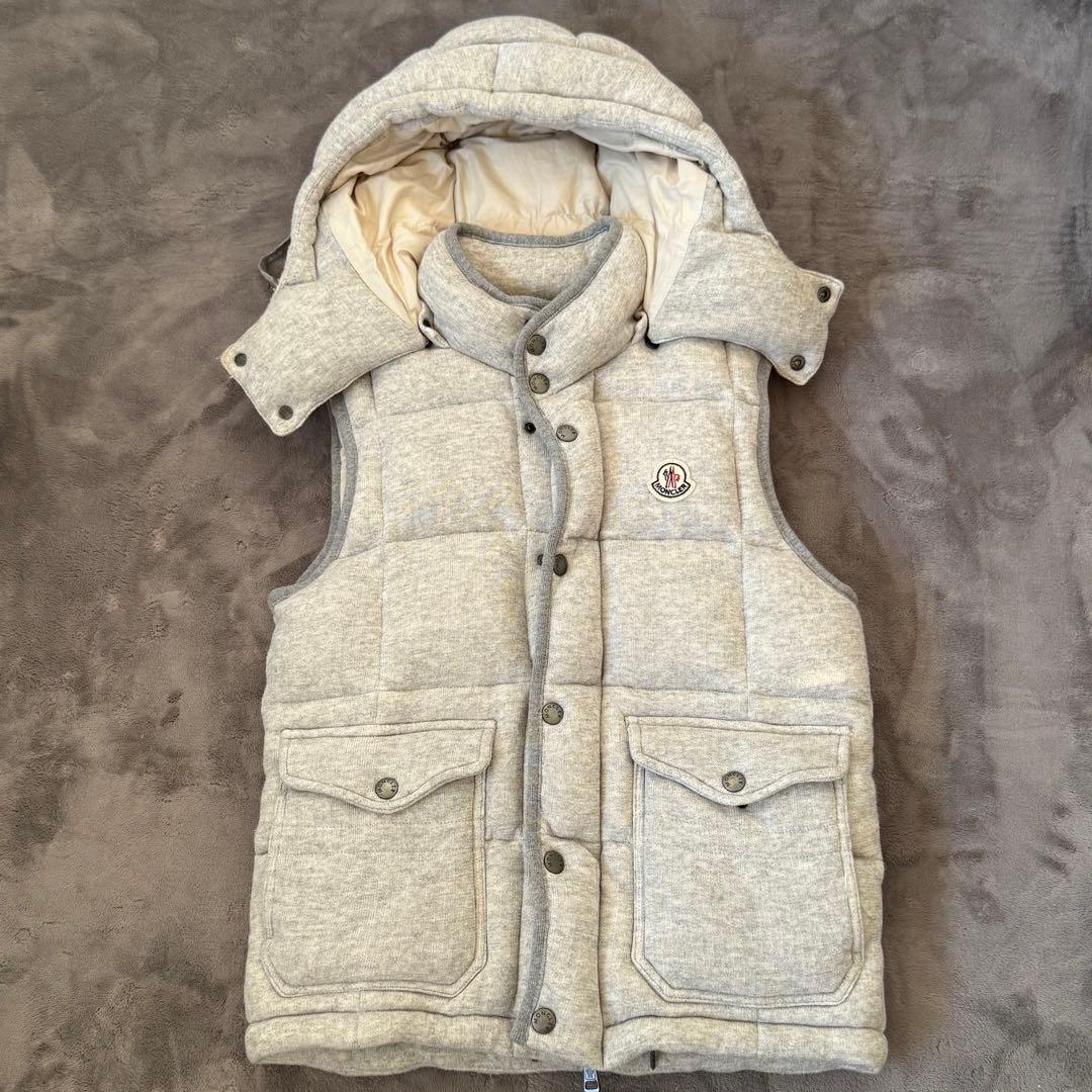 moncler マグリア ダウンベスト maglia 霜 グレー ロゴ ワッペン