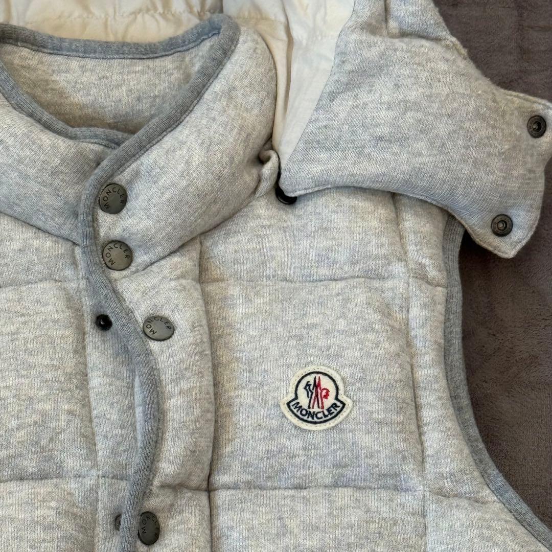 moncler マグリア ダウンベスト maglia 霜 グレー ロゴ ワッペン