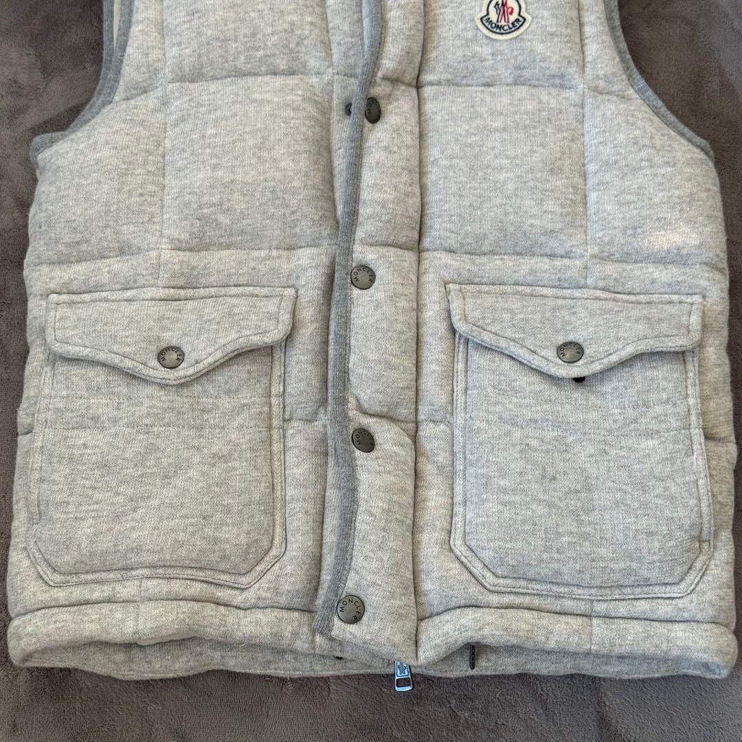 moncler マグリア ダウンベスト maglia 霜 グレー ロゴ ワッペン