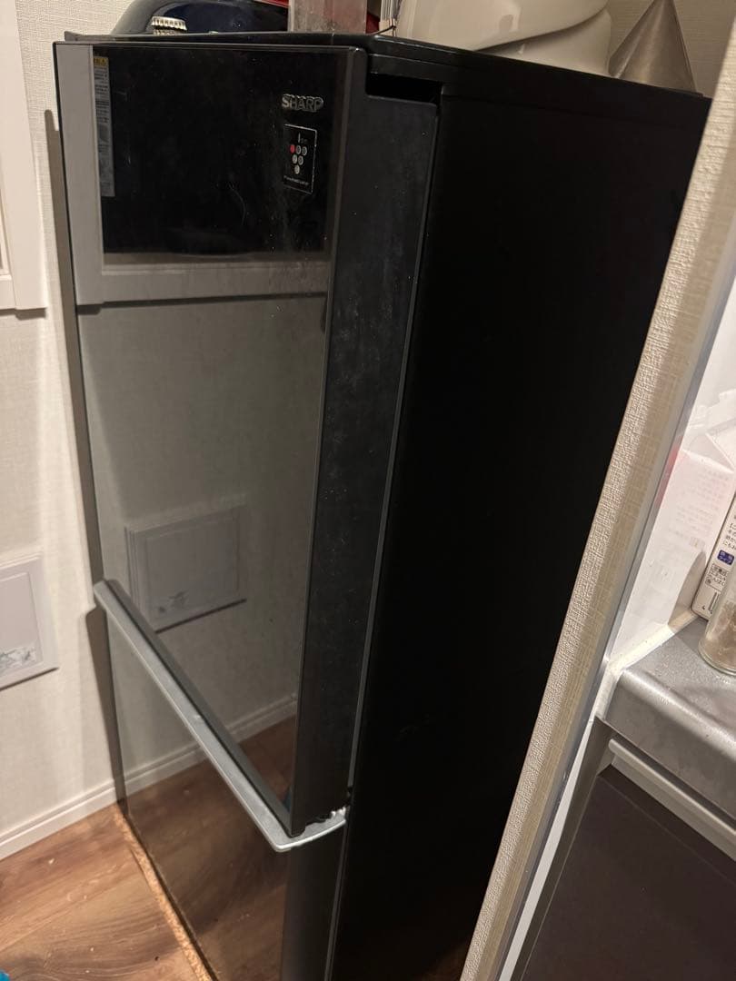 【2月12日まで】シャープ黒色冷蔵庫 2段棚付き
