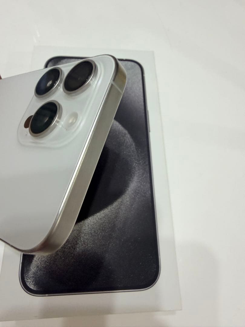 極美品 iPhone 15 Pro Max ホワイト 本体　充電ケーブルなし