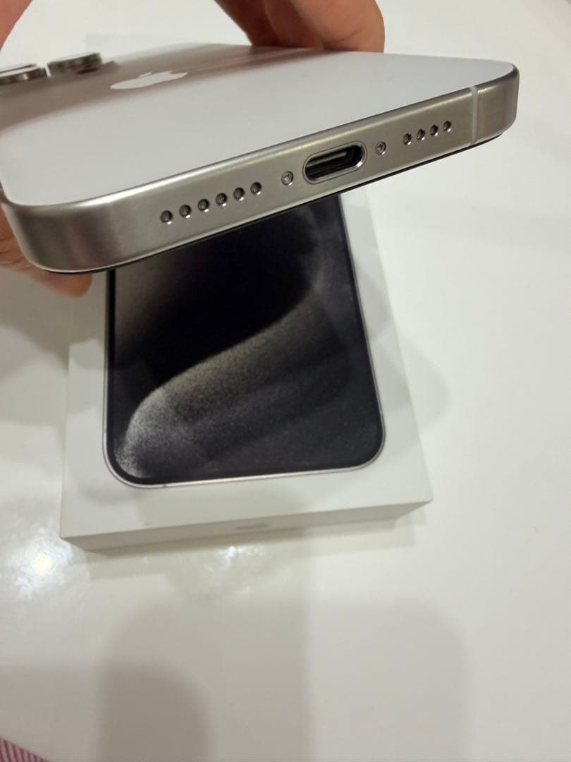 極美品 iPhone 15 Pro Max ホワイト 本体　充電ケーブルなし