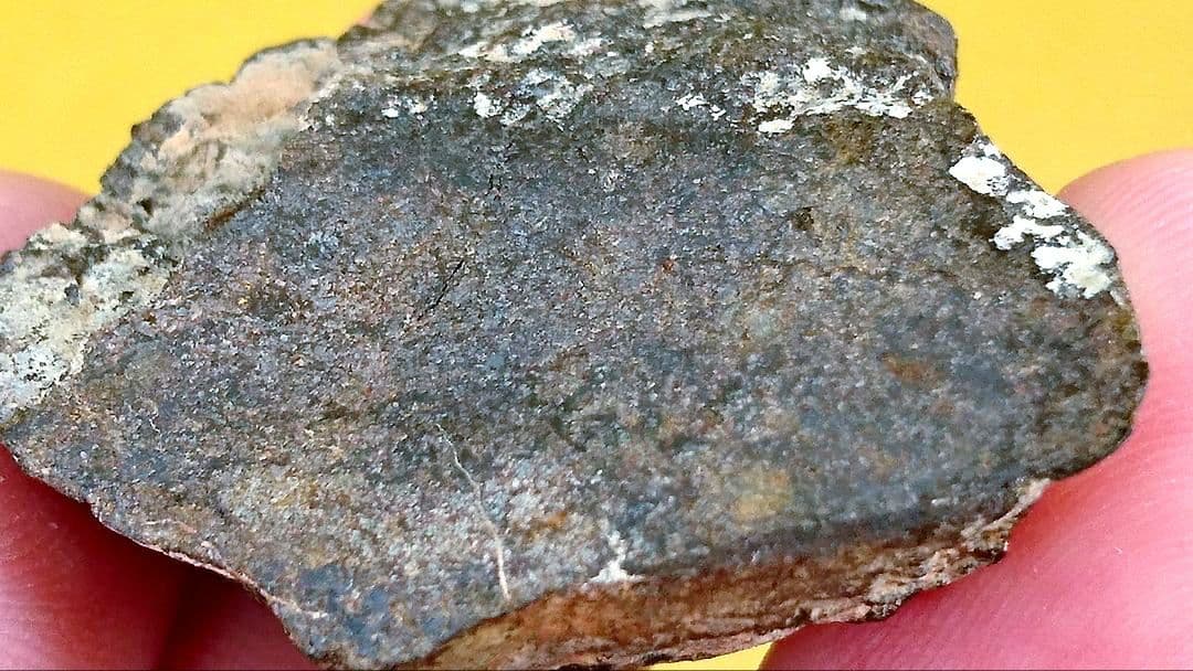 45.5億年前の特殊鉱物を含む超希少EL隕石14.9ｇ