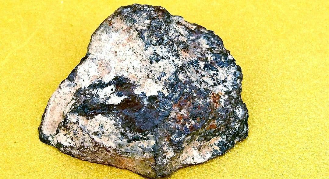 45.5億年前の特殊鉱物を含む超希少EL隕石14.9ｇ