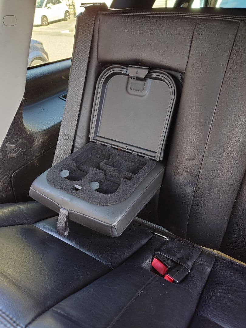 エスカレード　２列目シート　左右