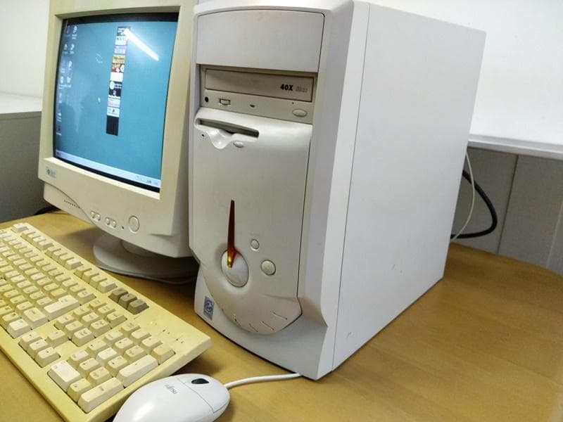 Windows98搭載パソコン本体・ブラウン管ディスプレイ　セット品