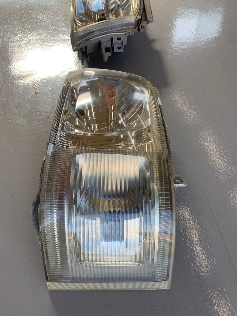 レジアスエース　純正ヘッドライト　ハイエース　ヘッドランプ
