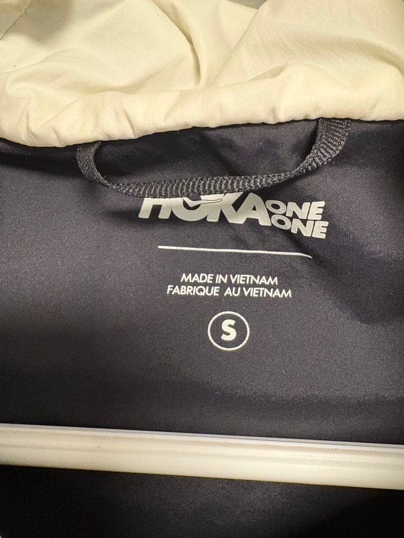 HOKA フード付きウィンドブレーカー S