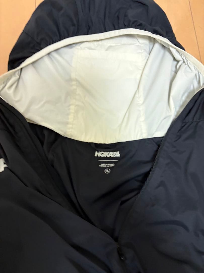 HOKA フード付きウィンドブレーカー S