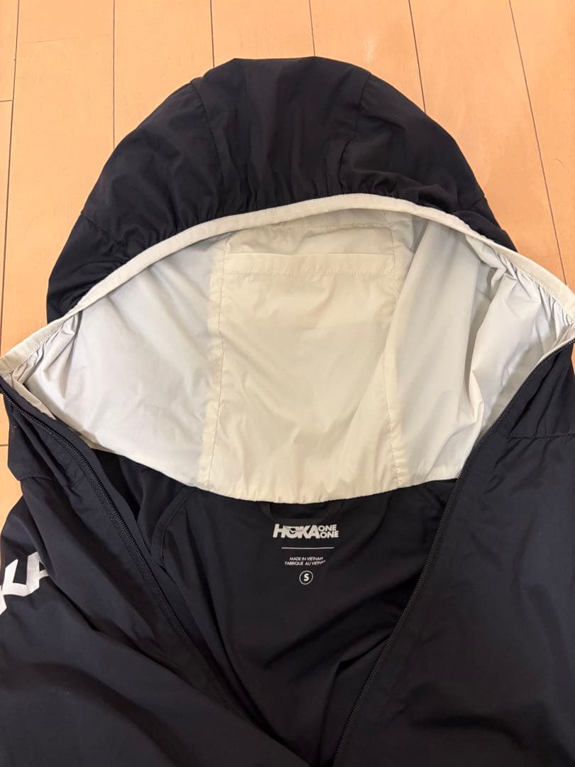 HOKA フード付きウィンドブレーカー S