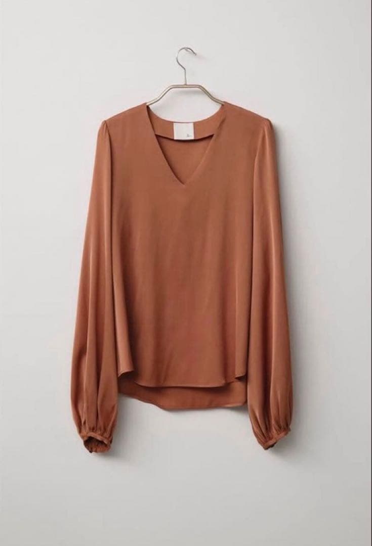 ロワン　loin. 　シルクVネックブラウス　井川遥